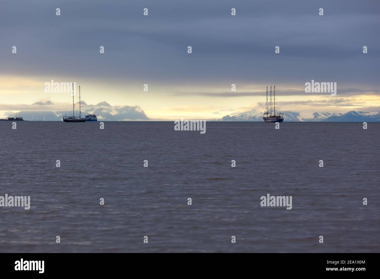 Navires dans le fjord de la baie de Longyearbyen Svablbard de Norvège au coucher du soleil Banque D'Images
