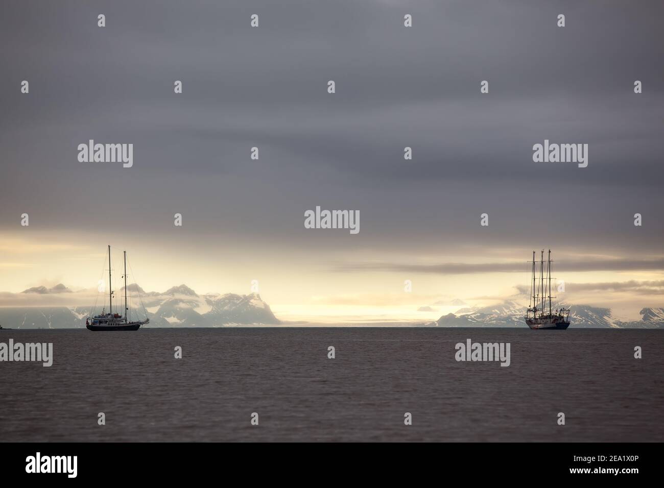 Navires dans le fjord de la baie de Longyearbyen Svablbard de Norvège au coucher du soleil Banque D'Images