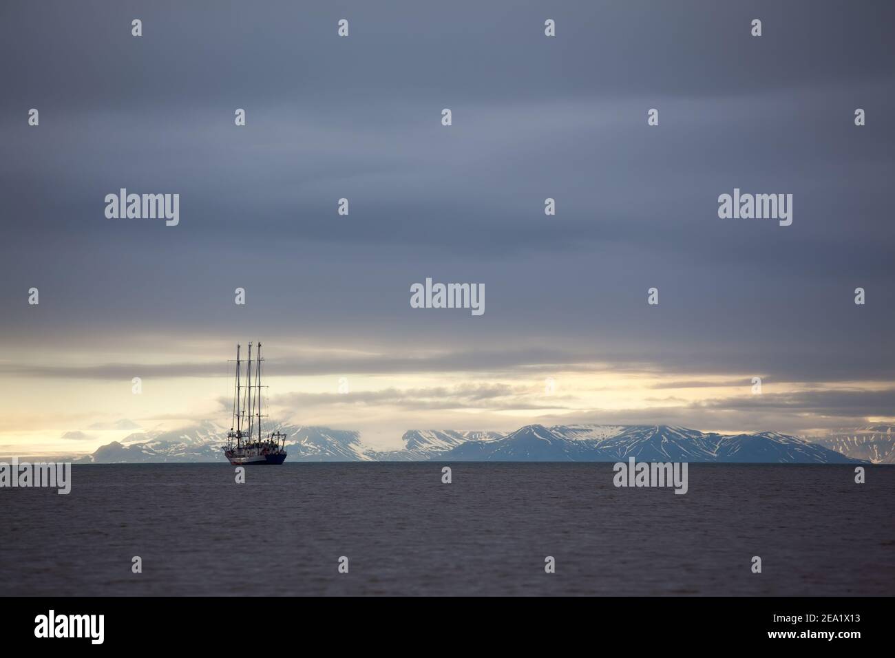 Un navire dans le fjord de la baie de Longyearbyen Svablbard de Norvège au coucher du soleil Banque D'Images
