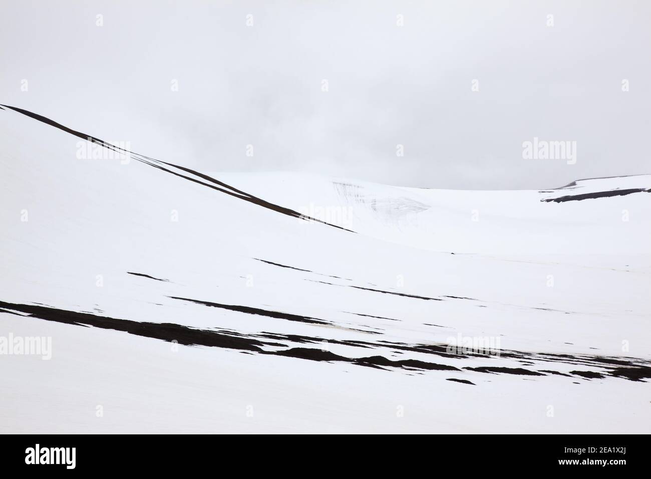 Image en noir et blanc des montagnes du Svalbard en Norvège. Texture abstraite Banque D'Images