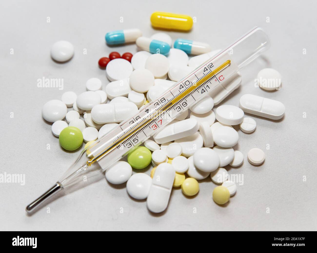 Bouquet de médicaments et de thermomètres. Banque D'Images