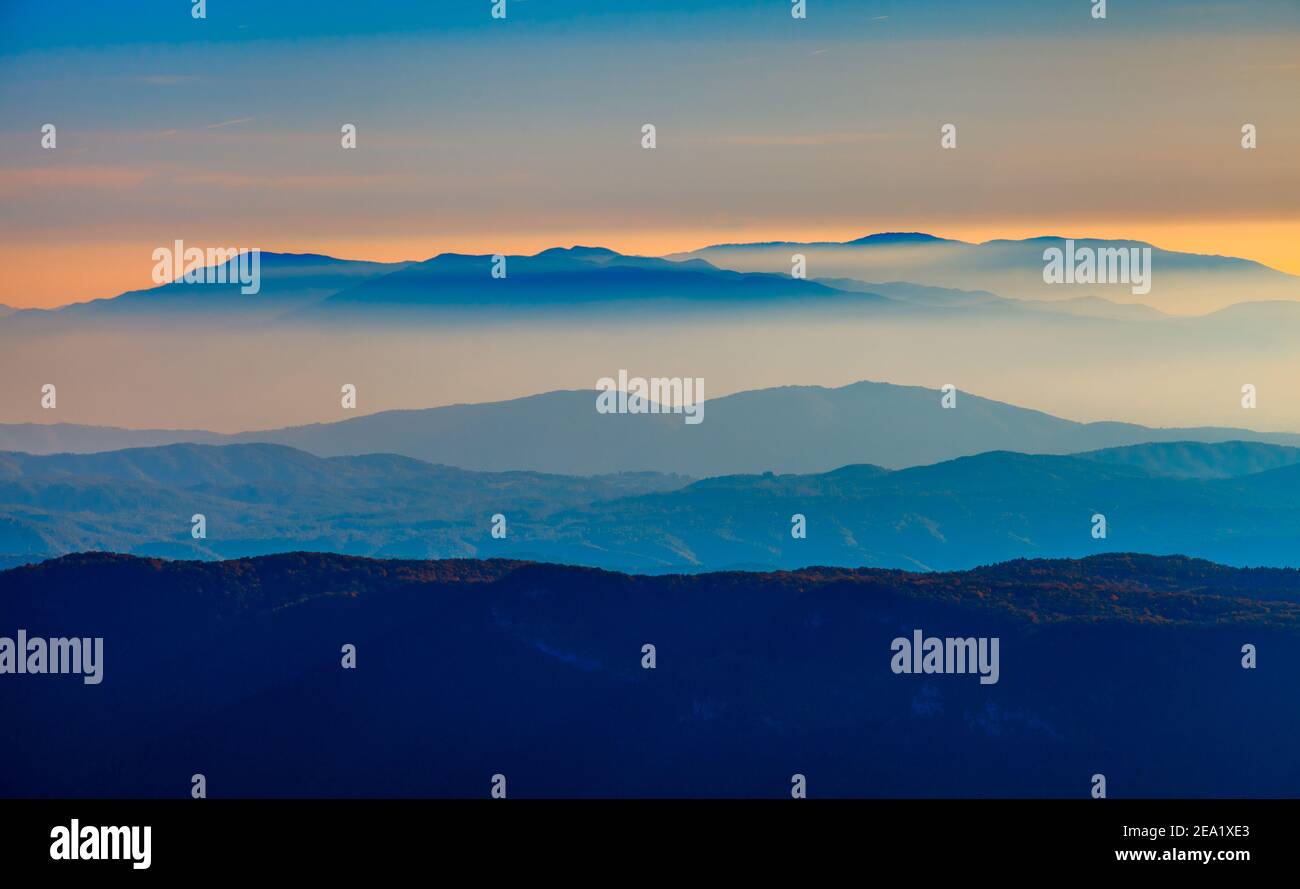 Vue imprenable sur la chaîne de montagnes Apennines Banque D'Images