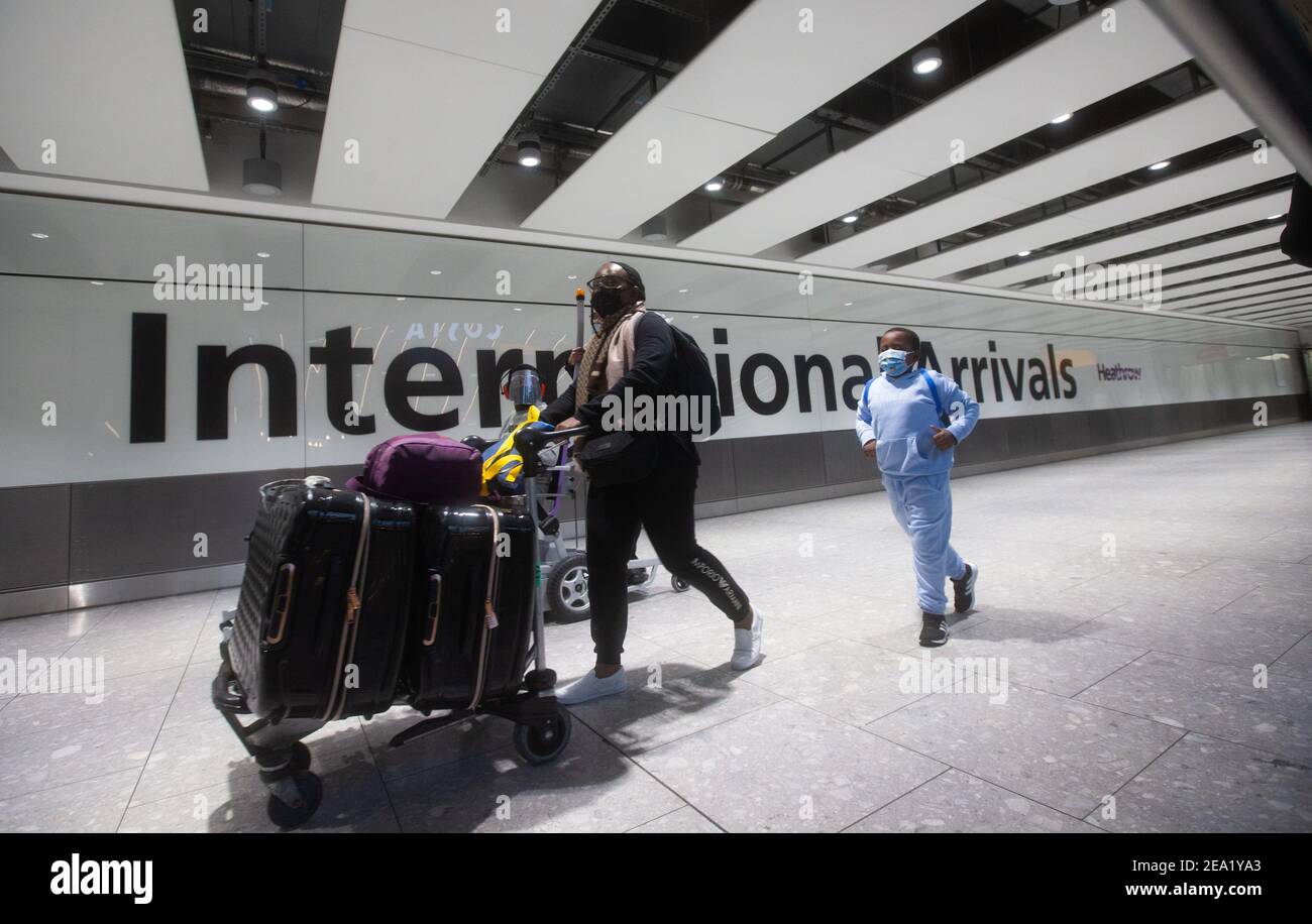 Passagers internationaux arrivant au terminal 5 de Heathrow. Les personnes arrivant de certains pays devront se mettre en quarantaine pendant 10 jours. Banque D'Images