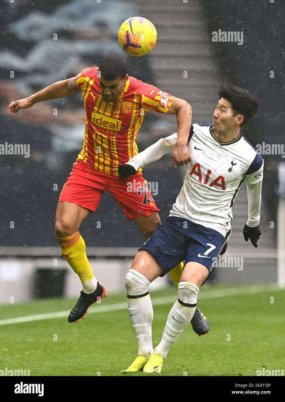 Lee Peltier de West Bromwich Albion (à gauche) et son Heung-min de Tottenham Hotspur pour le match de la Premier League au Tottenham Hotspur Stadium, Londres. Date de la photo: Dimanche 7 février 2021. Banque D'Images