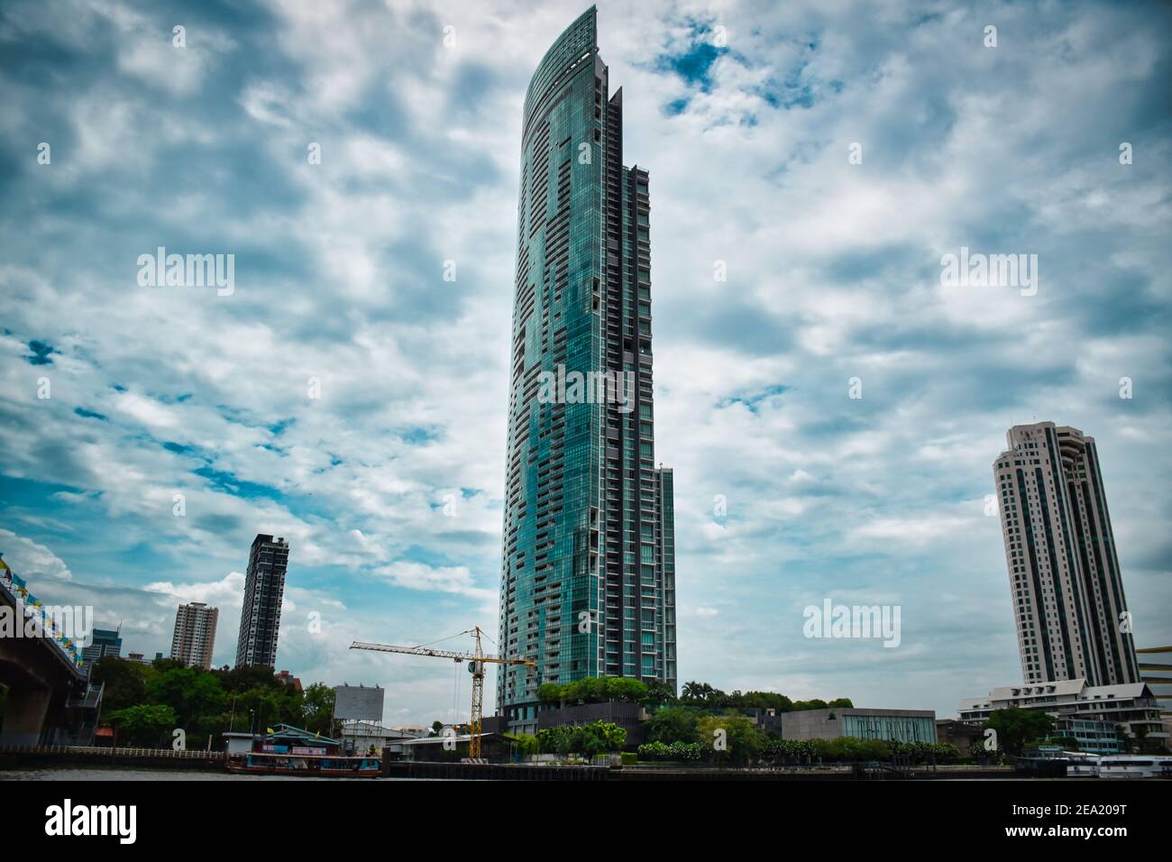 Bangkok, Thaïlande 08.20.2019 la rivière Condominium sur les rives de la majestueuse rivière Chao Phraya Banque D'Images