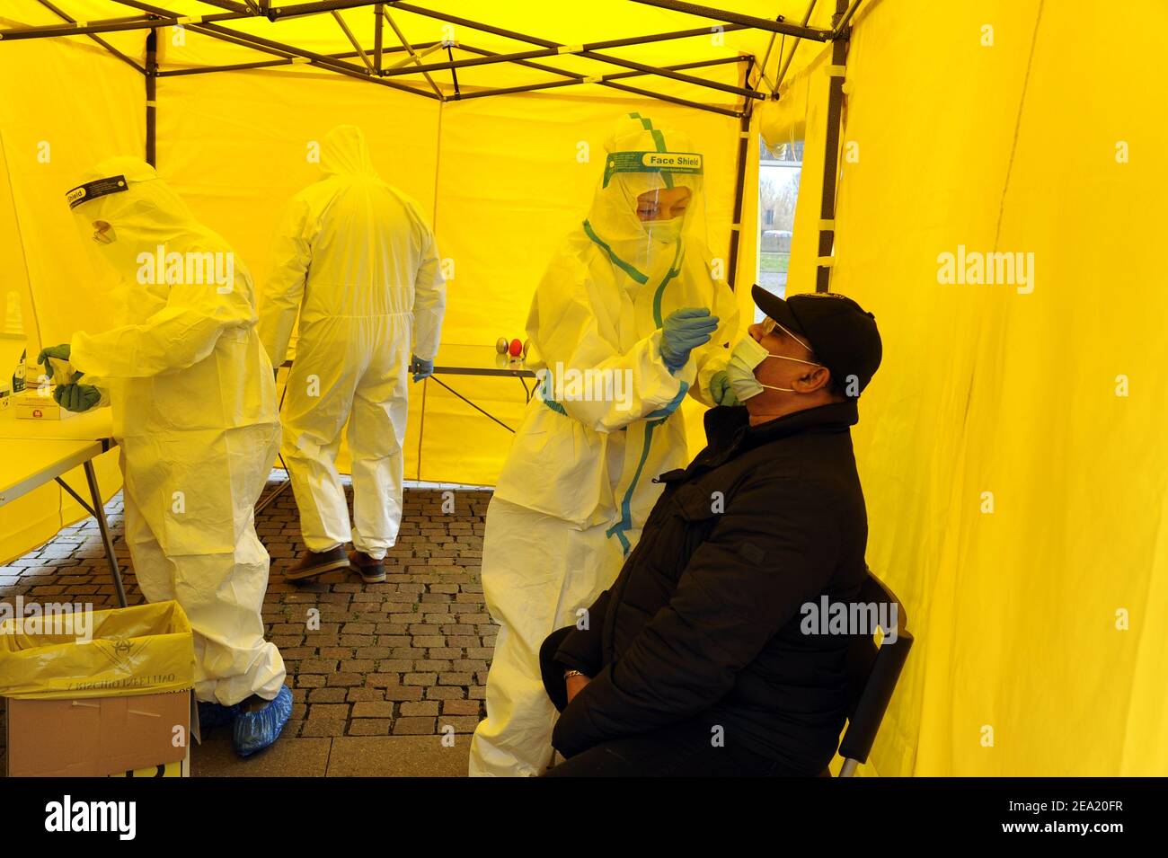 Milan, février 2021, la Brigata Sanitaria Soccorso Rosso (Brigade sanitaire de l'aide rouge), une organisation à but non lucratif créée par plusieurs associations bénévoles de base et avec la contribution du syndicat indépendant ADL Cobas, participe à la campagne "tampon suspendu", Pour l'exécution gratuite de prélèvements rapides pour le diagnostic de Covid 19 dans les banlieues critiques et extrêmes de la ville. Banque D'Images