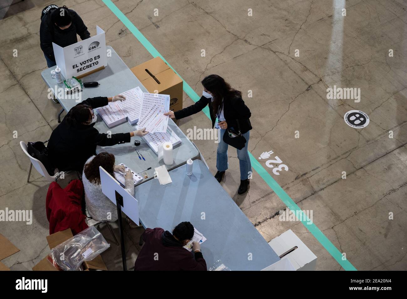 Madrid, Espagne. 07e février 2021. Une femme équatorienne recueille les bulletins de vote pour voter. Environ 68,000 000 Équatoriens sont appelés à voter à Madrid lors des élections présidentielles et législatives dans le cadre de mesures de biosécurité strictes en raison de la pandémie de Covid-19. Plus de 179,000 personnes de l'Équateur peuvent voter aujourd'hui en Espagne. Credit: Marcos del Mazo/Alay Live News Banque D'Images