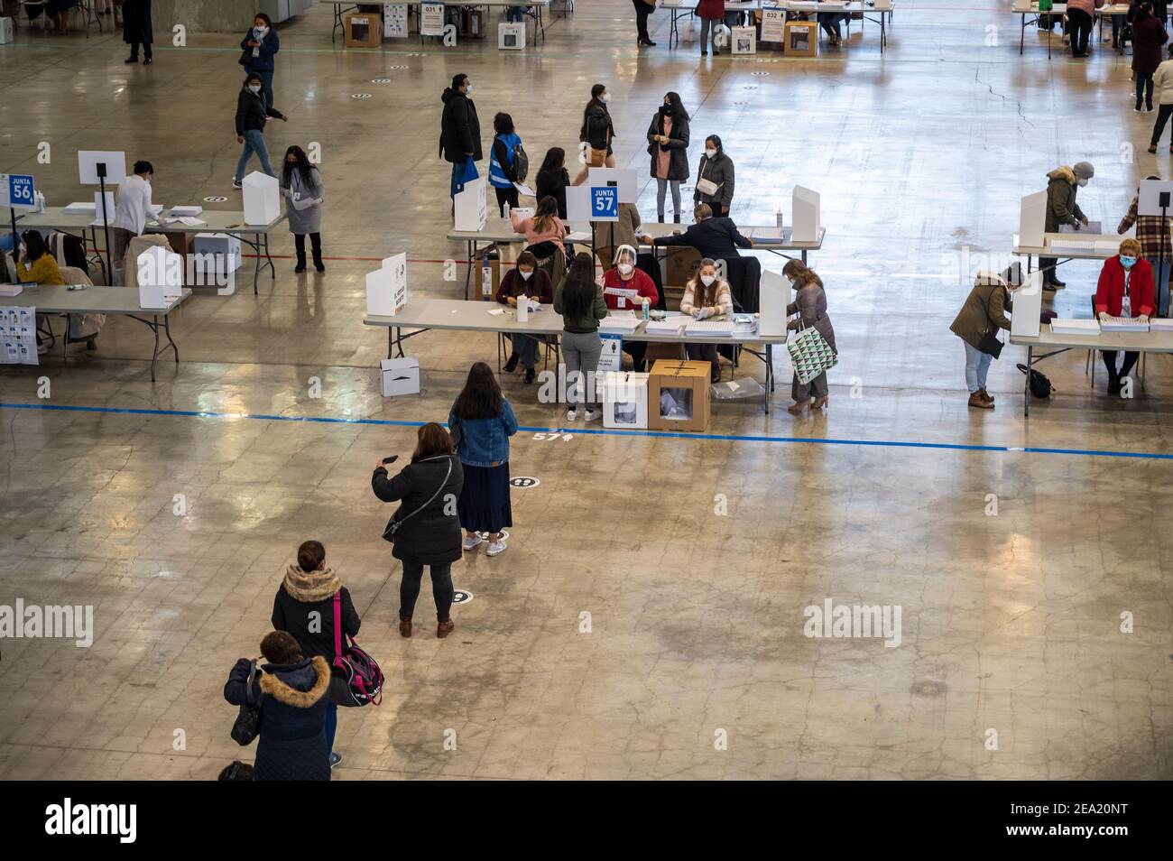 Madrid, Espagne. 07e février 2021. Les Équatoriens attendent leur tour pour voter aux élections de l'Équateur. Environ 68,000 000 Équatoriens sont appelés à voter à Madrid lors des élections présidentielles et législatives dans le cadre de mesures de biosécurité strictes en raison de la pandémie de Covid-19. Plus de 179,000 personnes de l'Équateur peuvent voter aujourd'hui en Espagne. Credit: Marcos del Mazo/Alay Live News Banque D'Images