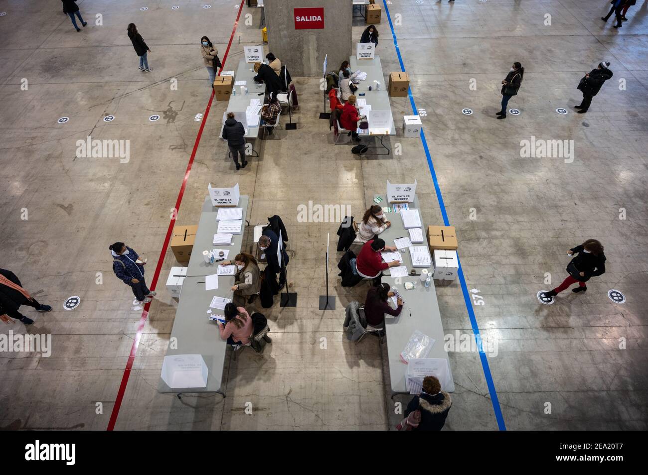 Madrid, Espagne. 07e février 2021. Les Équatoriens attendent leur tour pour voter. Environ 68,000 000 Équatoriens sont appelés à voter à Madrid lors des élections présidentielles et législatives dans le cadre de mesures de biosécurité strictes en raison de la pandémie de Covid-19. Plus de 179,000 personnes de l'Équateur peuvent voter aujourd'hui en Espagne. Credit: Marcos del Mazo/Alay Live News Banque D'Images