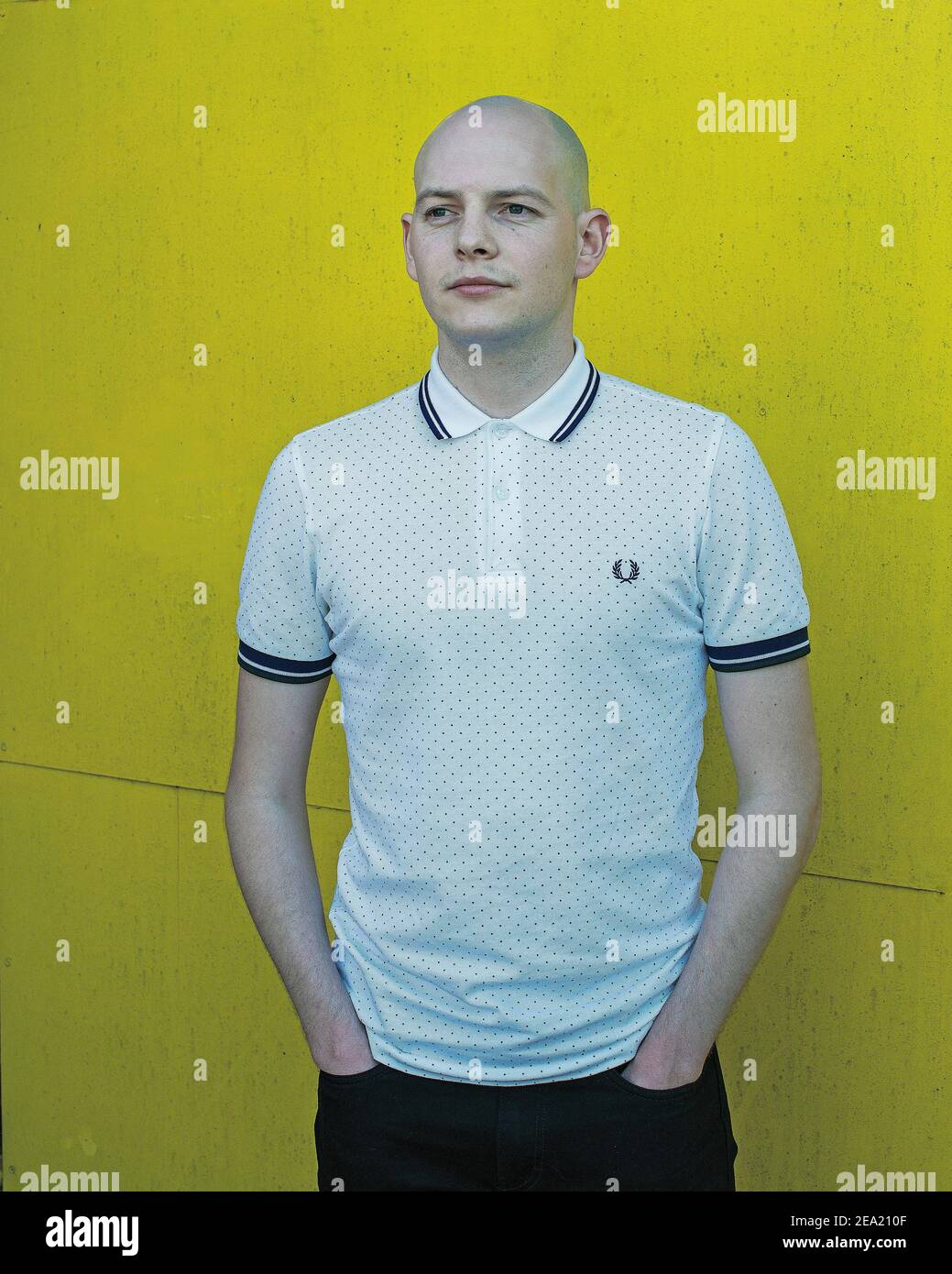 Portrait d'un fan de football anglais portant un maillot Fred Perry, club de football AFC Wimbledon, Angleterre Banque D'Images