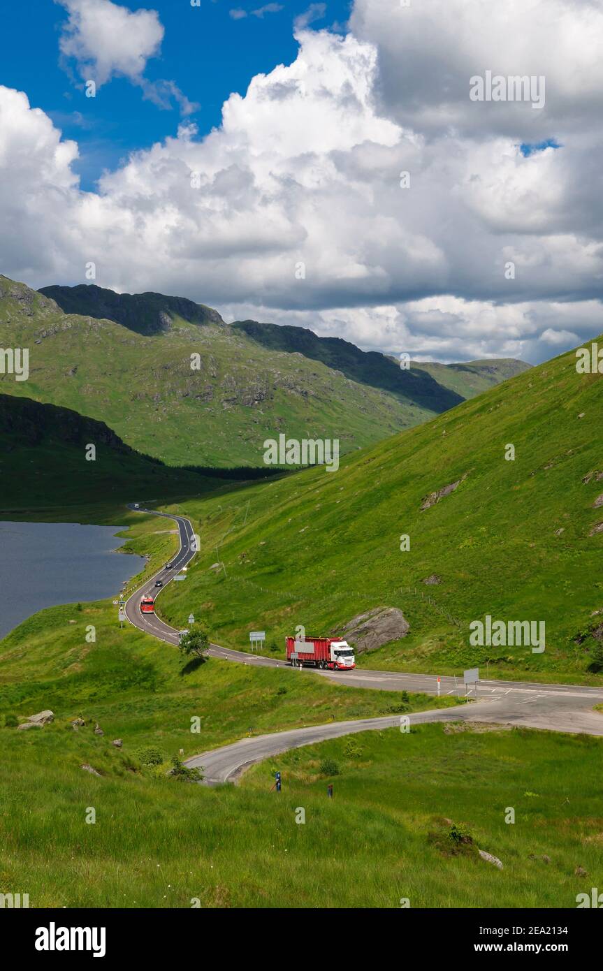 Camion sur la route écossaise. Route A83 dans le Loch Lomond et le parc national de Trossachs, Écosse. Banque D'Images