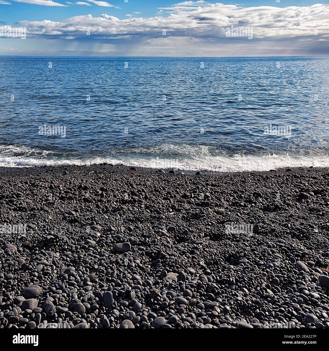 Pierres noires arrondies par la mer, galets de lave sur la plage de Djuponalonssandur, Djuponalssandur, Hellnar, péninsule de Snaefellsnes, Snaefellsnes, Vesturland Banque D'Images