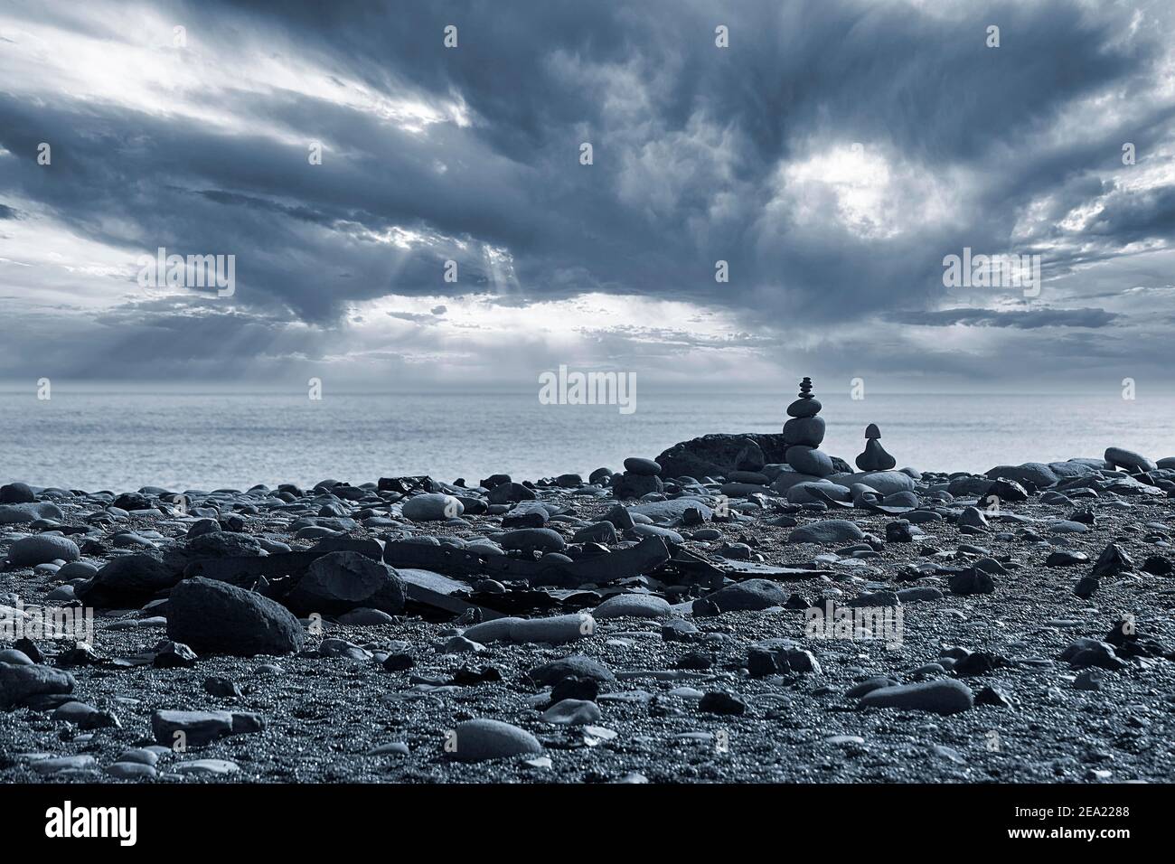 Pierres de lave, cairns à la plage de Djuponalonssandur avec un ciel nuageux spectaculaire, Djuponalssandur, Hellnar, péninsule de Snaefellsnes, Snaefellsnes, Vesturland Banque D'Images