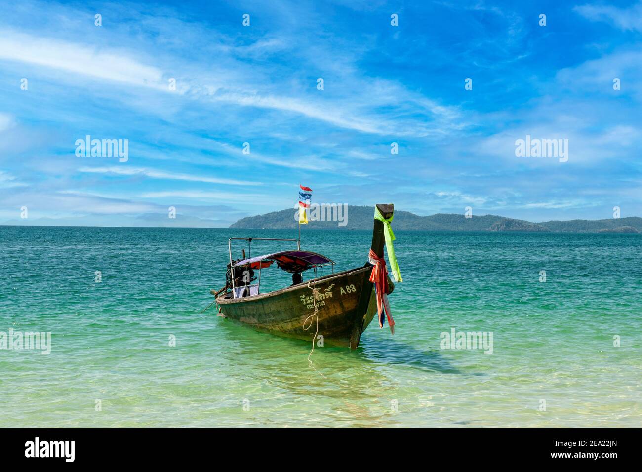 Un bateau thaïlandais solitaire long-Tail, amarré sur la plage de Railay à Krabi, en Thaïlande. Les bateaux à longue queue sont une forme traditionnelle de transport. Banque D'Images