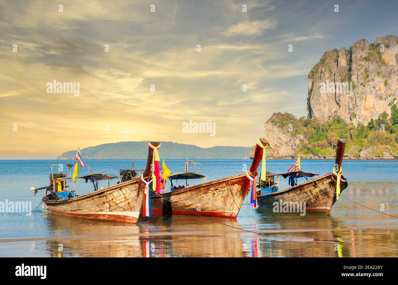 Trois bateaux à longue queue amarrés sur la plage de Railay à Krabi, en Thaïlande. Ces bateaux sont la forme traditionnelle de transport d'eau à Krabi Banque D'Images