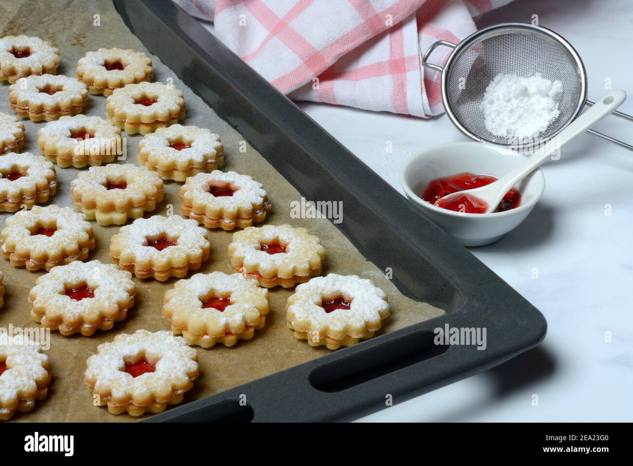 Spitzbube, biscuits sur plaque de cuisson et plateau avec gelée, Allemagne Banque D'Images