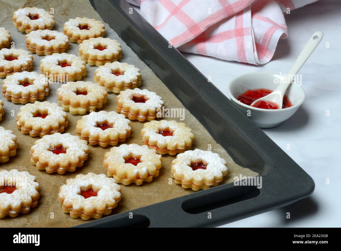 Spitzbube, biscuits sur plaque de cuisson et plateau avec gelée, Allemagne Banque D'Images