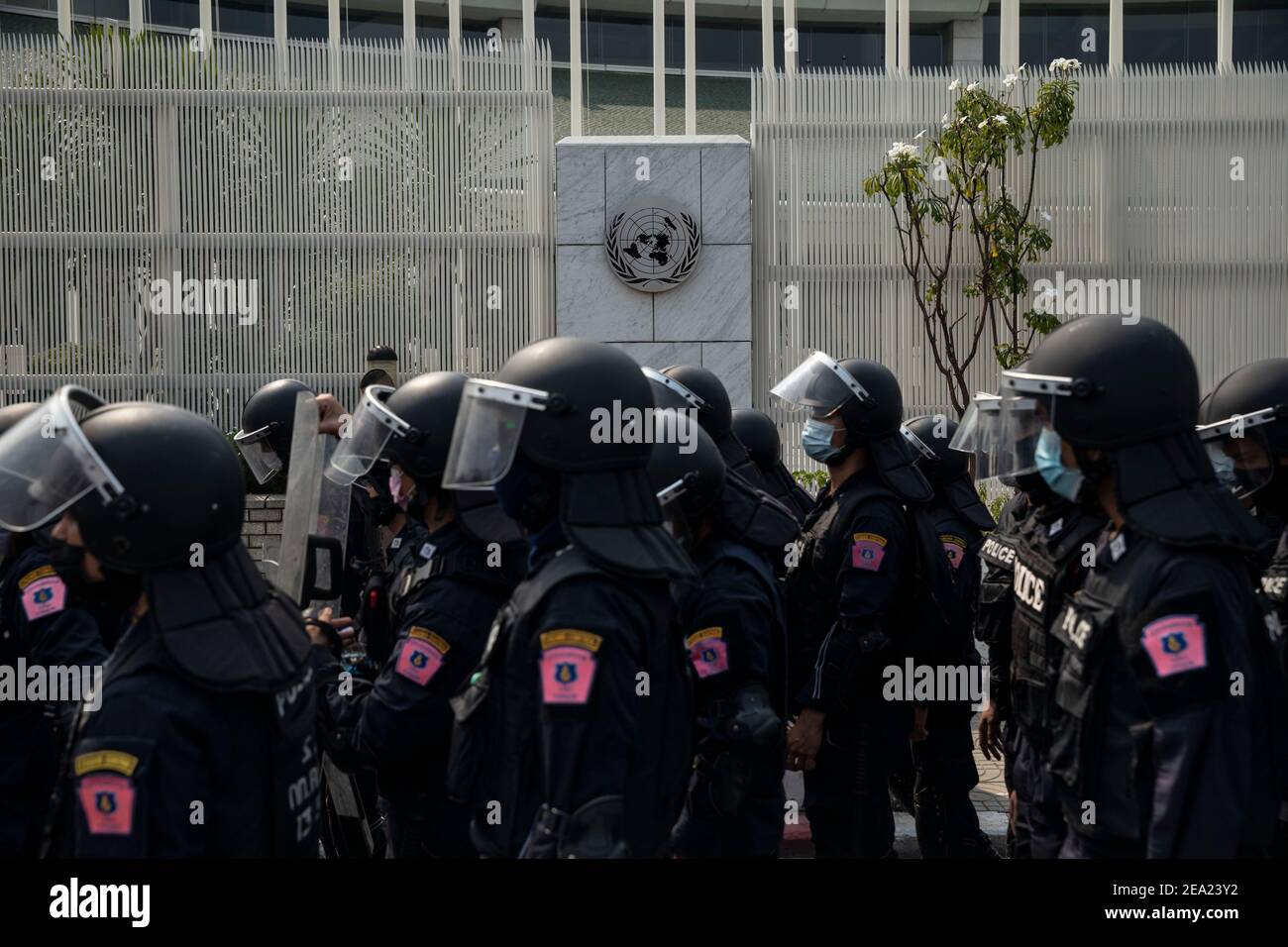 Thaïlande. 7 février 2021. La police anti-émeute thaïlandaise s'est déplacée pour disperser les manifestants à l'extérieur du bâtiment de la CESAP de l'ONU lors d'une manifestation contre le coup d'État militaire du Myanmar, à Bangkok, en Thaïlande, le dimanche 7 février 2021, à Bangkok, en Thaïlande. Credit: Andre Malerba/ZUMA Wire/Alay Live News Banque D'Images
