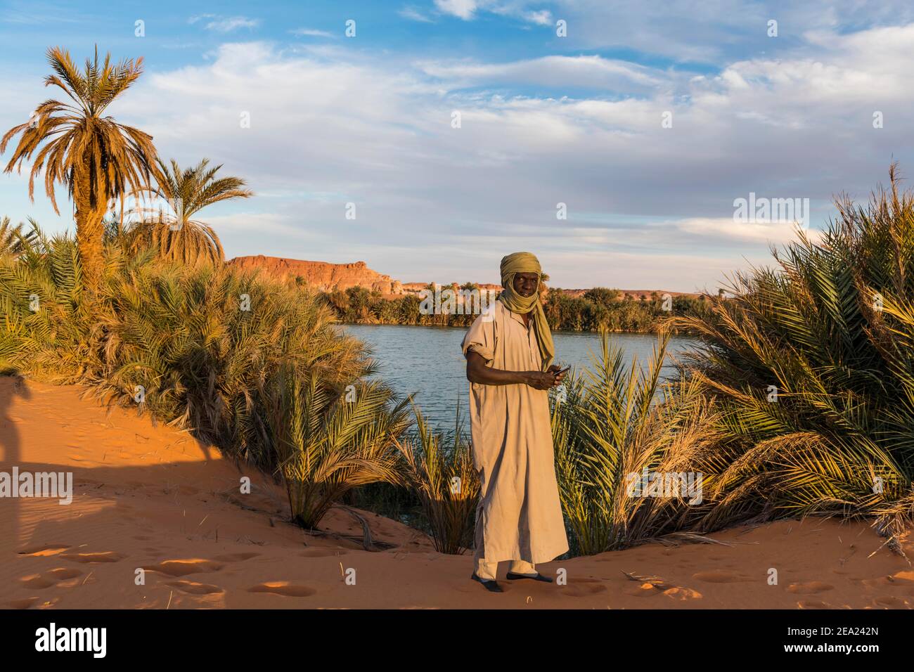 Beduin sur les rives de l'Ounianga kebir partie des lacs de l'UNESCO, au nord du Tchad, en Afrique Banque D'Images