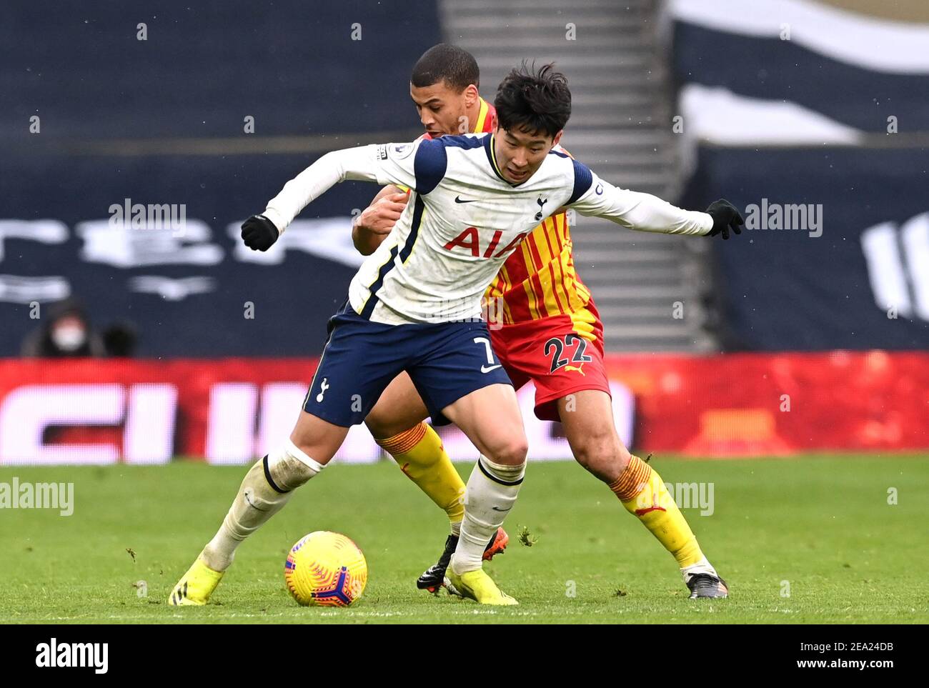 Tottenham Hotspur's son Heung-min (à gauche) et Lee Peltier de West Bromwich Albion se battent pour le match de la Premier League au Tottenham Hotspur Stadium, Londres. Date de la photo: Dimanche 7 février 2021. Banque D'Images