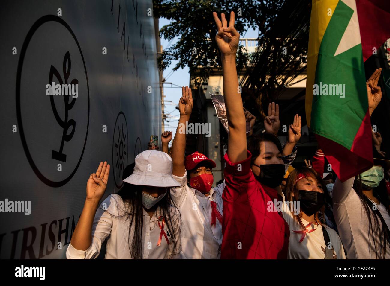 Thaïlande. 7 février 2021. Les citoyens du Myanmar tiennent le salut à trois doigts devant l'ambassade du Myanmar, lors d'une manifestation contre le coup d'État militaire du Myanmar, à Bangkok, en Thaïlande, le dimanche 7 février 2021, à Bangkok, en Thaïlande. Credit: Andre Malerba/ZUMA Wire/Alay Live News Banque D'Images