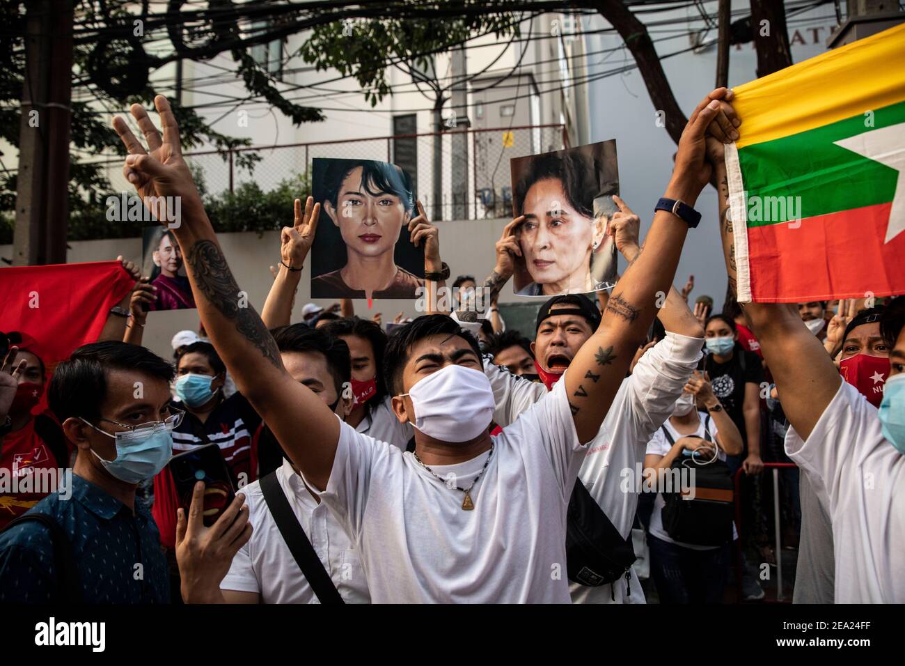 Thaïlande. 7 février 2021. Les citoyens du Myanmar tiennent le salut à trois doigts devant l'ambassade du Myanmar, lors d'une manifestation contre le coup d'État militaire du Myanmar, à Bangkok, en Thaïlande, le dimanche 7 février 2021, à Bangkok, en Thaïlande. Credit: Andre Malerba/ZUMA Wire/Alay Live News Banque D'Images