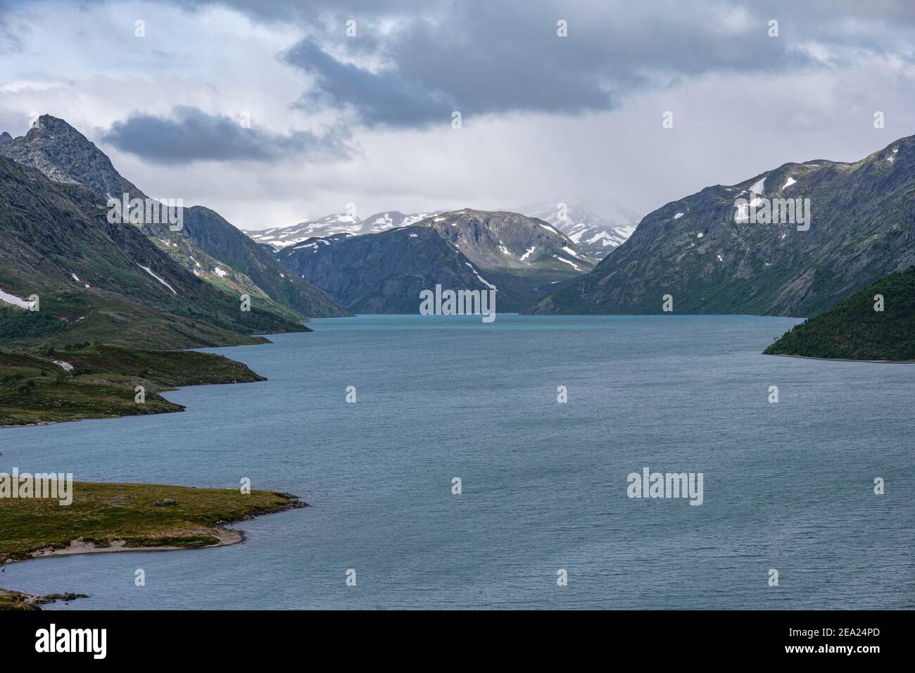 Lac Gjende, vue depuis la randonnée de Besseggen, parc national de Jotunheimen, Vaga, Innlandet, Norvège Banque D'Images