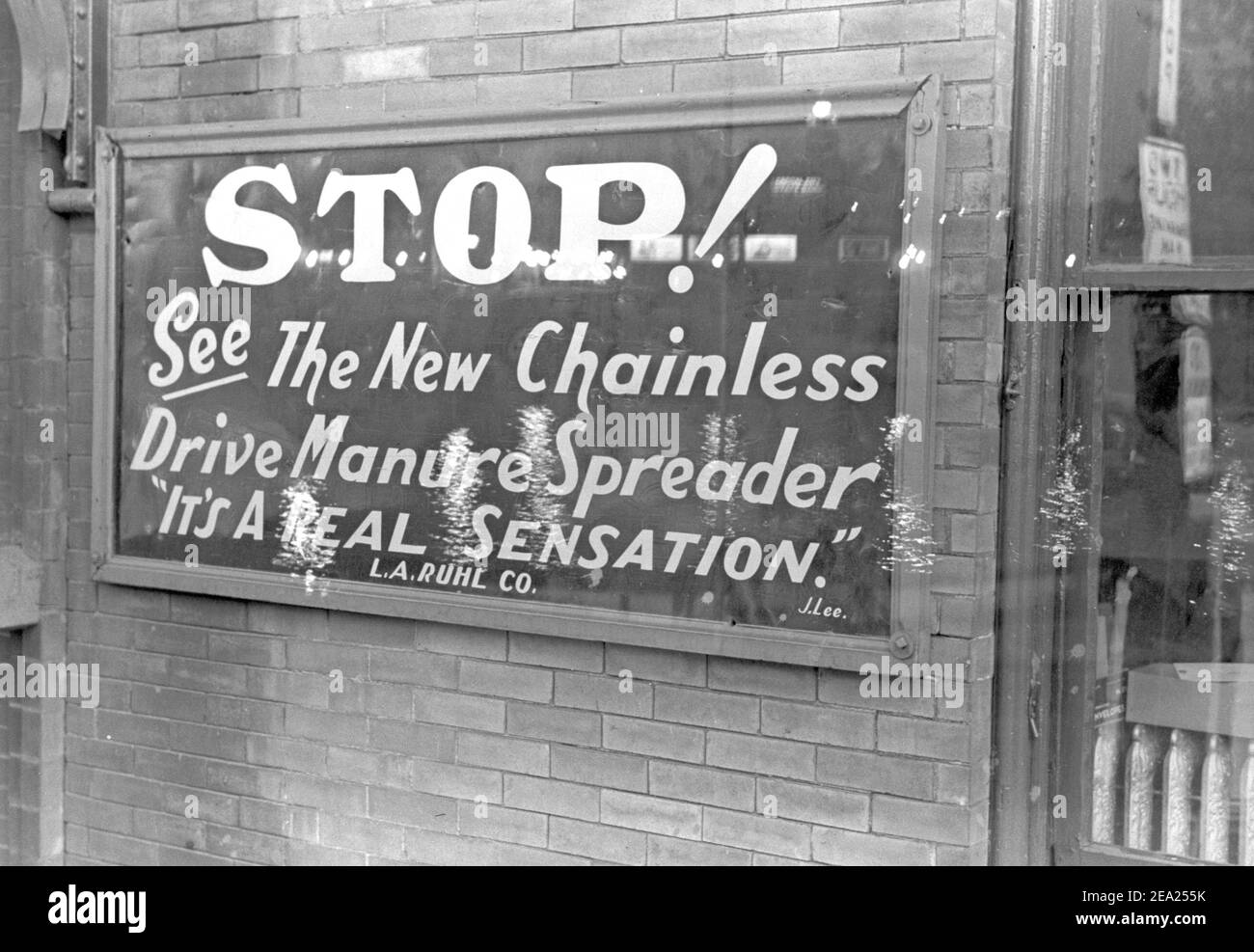 Arrêtez ! Découvrez le nouvel épandeur de fumier à entraînement sans chaîne - c'est une véritable sensation - L A Ruhl Company - Sign In des Moines, Iowa, mai 1940 Banque D'Images