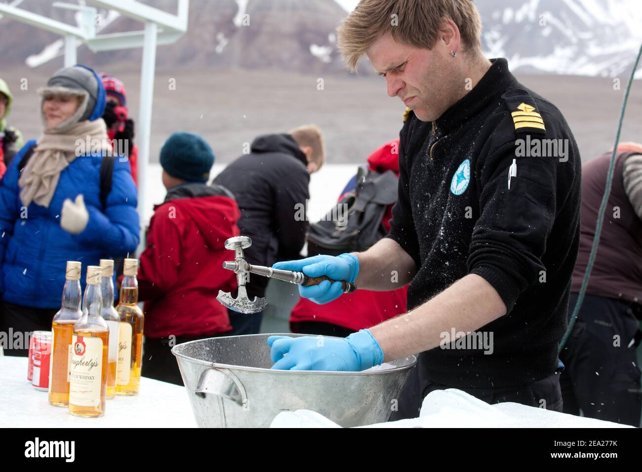 NORVÈGE, SVALBARD : le marin divise les glaces de l'Arctique pêchées par les touristes. Navire norvégien près de Svalbard. Sptitsbergen. Banque D'Images