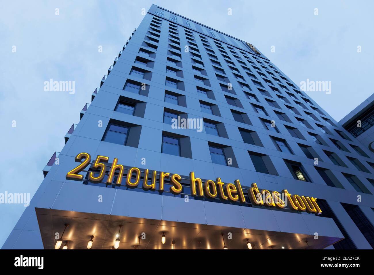 25 heures Hotel das tour, lettrage éclairé sur le bâtiment, hôtel design, le quartier Central, Düsseldorf, Rhénanie-du-Nord-Westphalie Banque D'Images