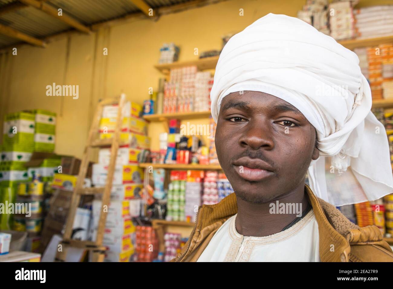 Homme Toubou dans un magasin, Sahel, Tchad, Afrique Banque D'Images