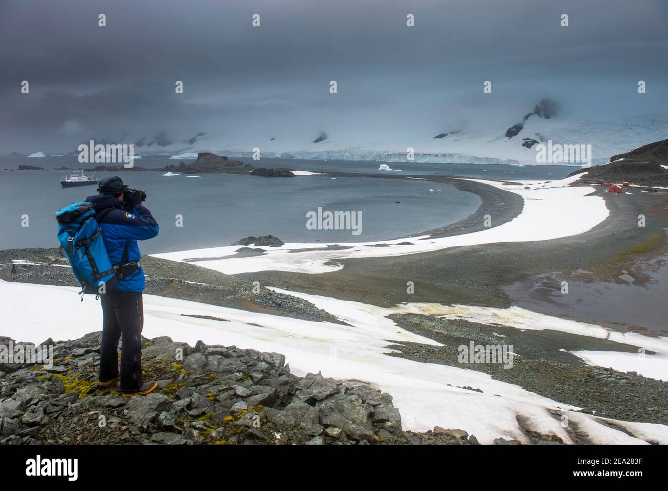 Des photos touristiques depuis une vue sur une île de la demi-lune, les îles de Sheltand Sud, l'Antarctique Banque D'Images