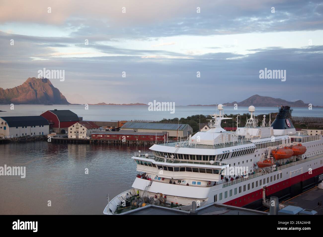 SVOLVAR/NORVÈGE - 2012 JUILLET 30 : le navire de croisière Hurtigruten laisse des feuilles de près au coucher du soleil depuis le port de Svolvar, dans les îles Lofoten Banque D'Images