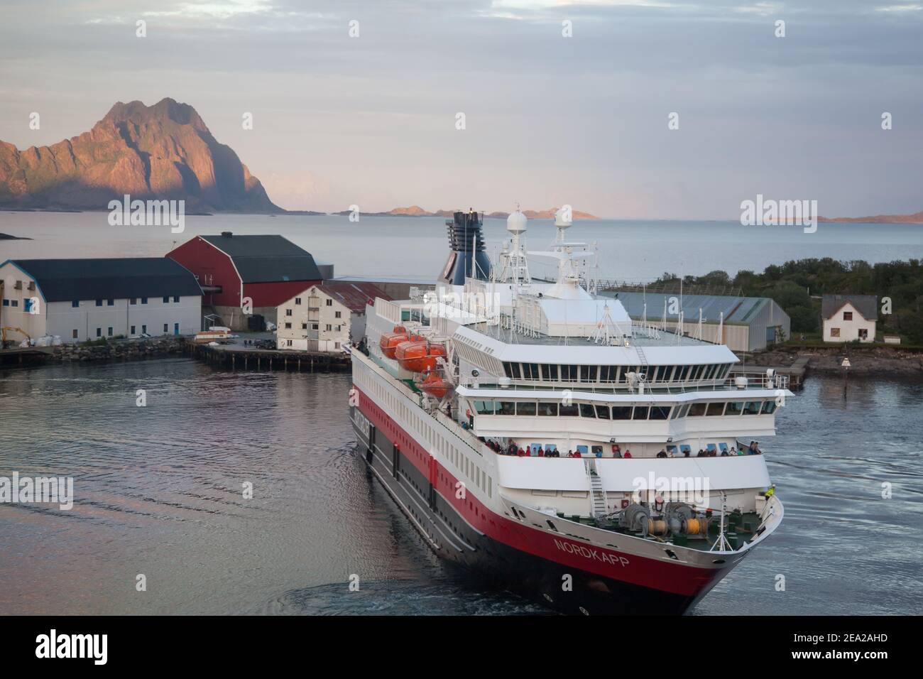 SVOLVAR/NORVÈGE - 2012 JUILLET 30 : départ du bateau de croisière Hurtigruten au coucher du soleil depuis le port de Svolvar, dans les îles Lofoten Banque D'Images