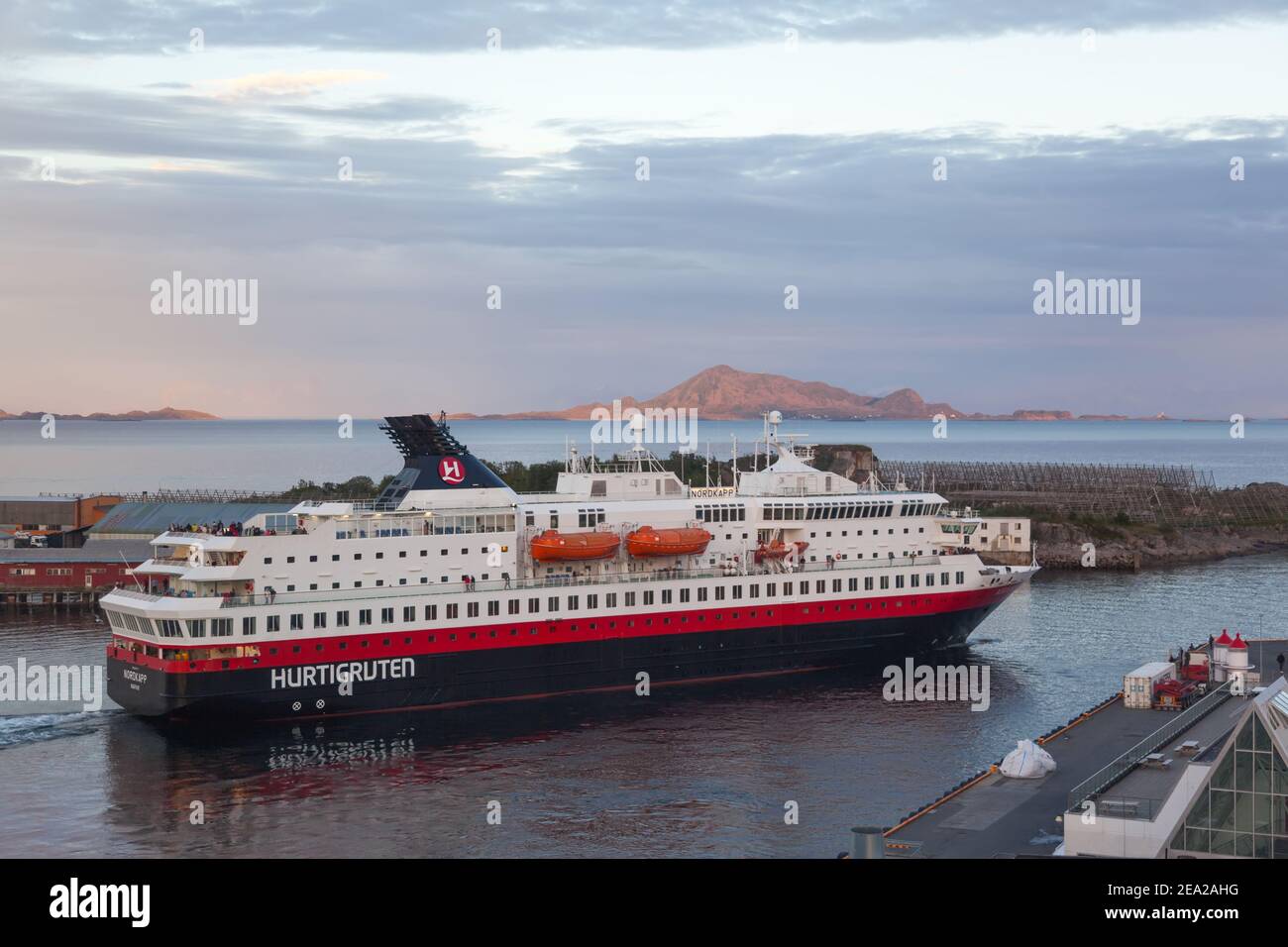 SVOLVAR/NORVÈGE - 2012 JUILLET 30 : départ du bateau de croisière Hurtigruten au coucher du soleil depuis le port de Svolvar, dans les îles Lofoten Banque D'Images