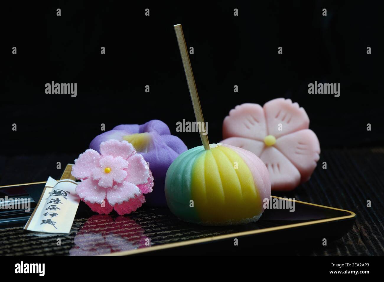 Wagashi, bonbons japonais sur plateau avec personnages Banque D'Images