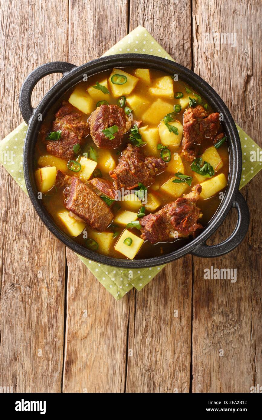 Savoureux Aloo Gocht recette mutton Curry avec pommes de terre dans la casserole sur la table. Vue verticale du dessus Banque D'Images