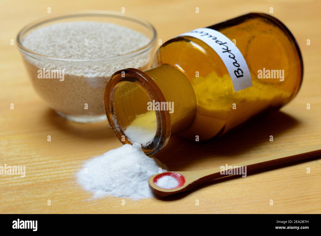 Poudre de soda en bouteille, bol avec levure, agent de levage, agent de cuisson, ingrédient de cuisson Banque D'Images
