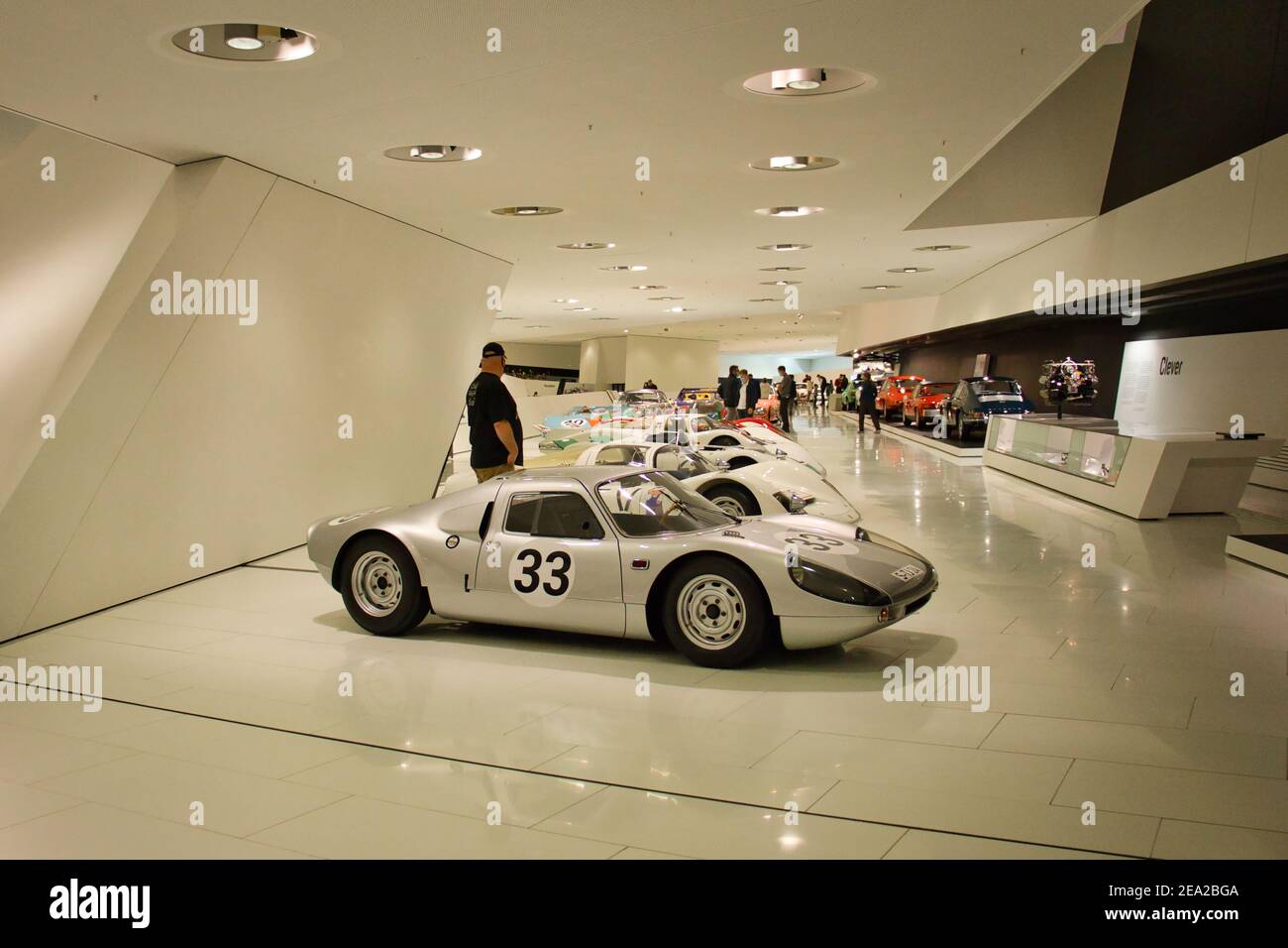 Rangée de voitures de course au musée Porsche de Stuttgart, Allemagne. Banque D'Images