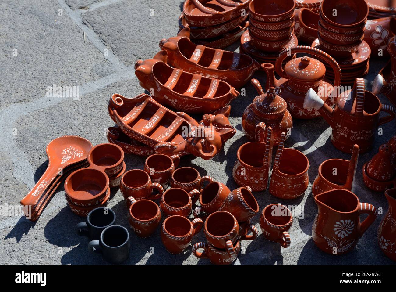 Vaisselle en céramique portugaise Banque de photographies et d'images à  haute résolution - Alamy