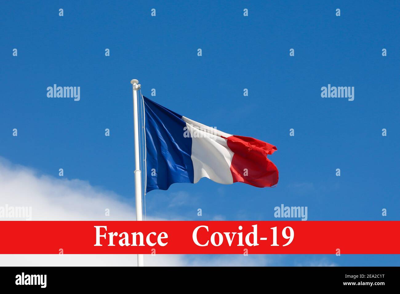 Inscription d'avertissement sur la bannière rouge Covid-19 en France sur fond de drapeau français et de ciel bleu. Le concept du coronavirus en France, Banque D'Images