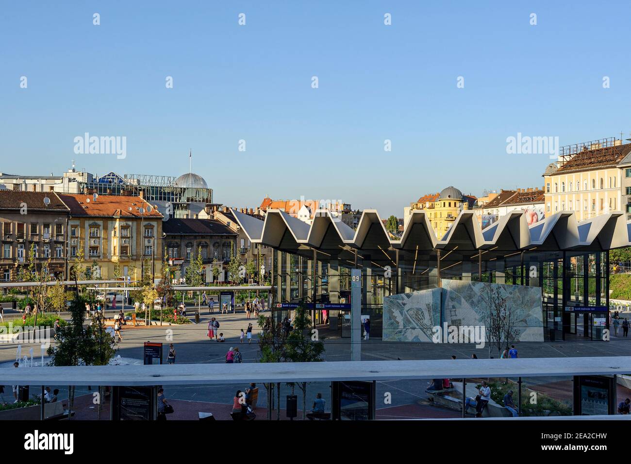 Place Morz Zsigmond à Budapest, Hongrie - UNE place très animée dans le centre-ville de Budapest, Hongrie. Un centre de communication entre bus de ville, Banque D'Images