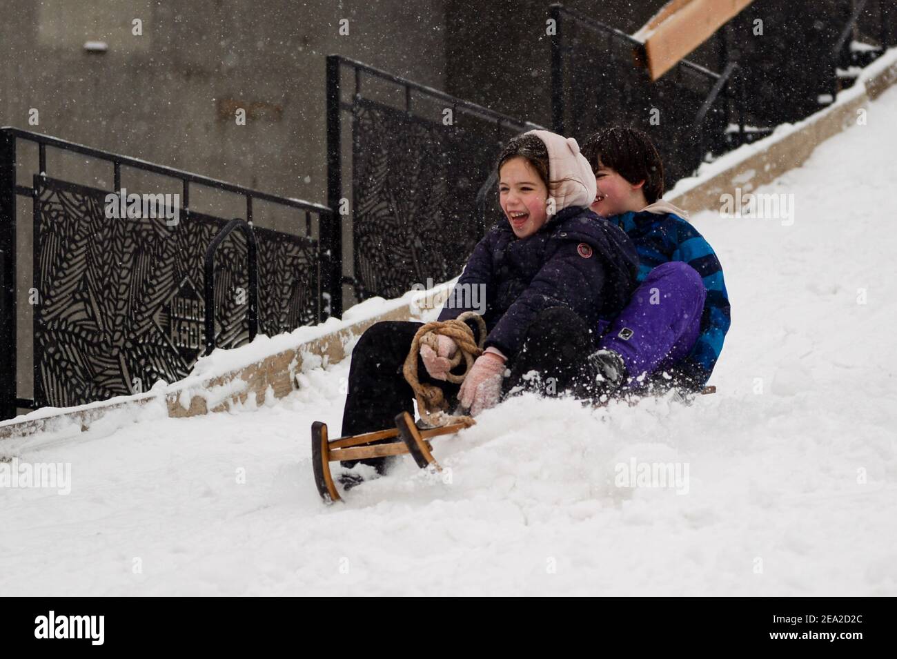 VEGHEL, PAYS-BAS - FÉVRIER 7: Les enfants s'amusent dans la neige en glissant sur une pente de fortune le 7 février 2021 à Veghel, pays-Bas. La tempête Darcy devrait apporter de la neige épaisse qui pourrait durer jusqu'à vendredi, la première tempête de neige en dix ans. (Photo de Joris Verwijst/BSR Agency/Alay Live News) Banque D'Images