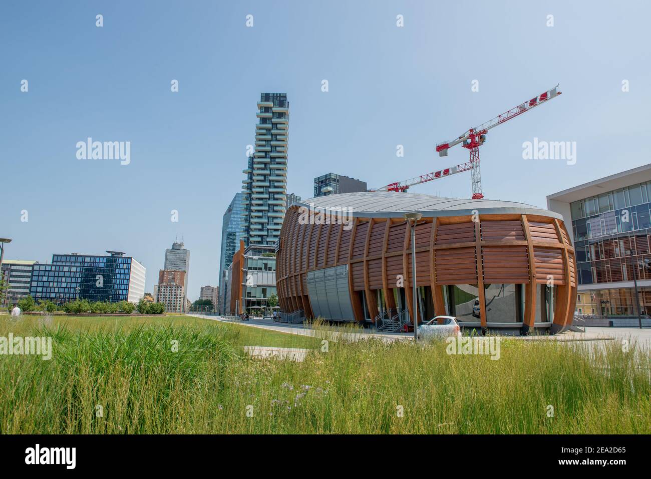 Milan Italie Piazza Gae Aulenti 29 juin 2019 : structure futuriste du pavillon UniCredit en acier et bois dans le nouveau quartier de Piazza Gae au Banque D'Images