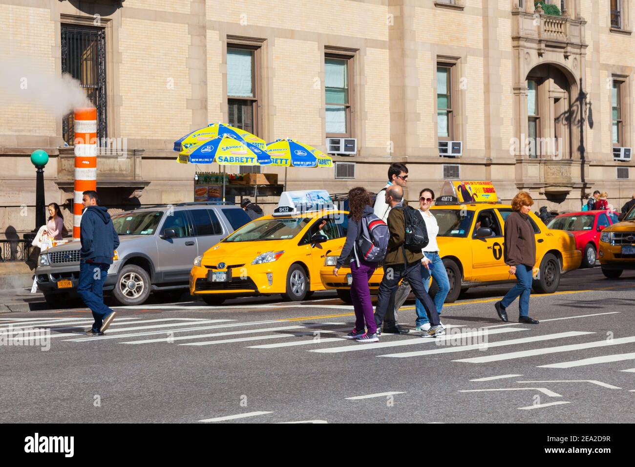 Quartier historique de Central Park West. Les gens traversent la route sur un zèbre sur fond de taxis jaunes. ÉTATS-UNIS, WASHINGTON DC - 15 OCTOBRE 2013 Banque D'Images