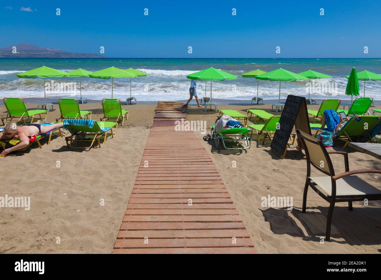 Kalyves,CRÈTE-GRÈCE:JUILLET 5 2017.la plage Kalyves.parasols verts et les gens sont sur fond de mer. Banque D'Images