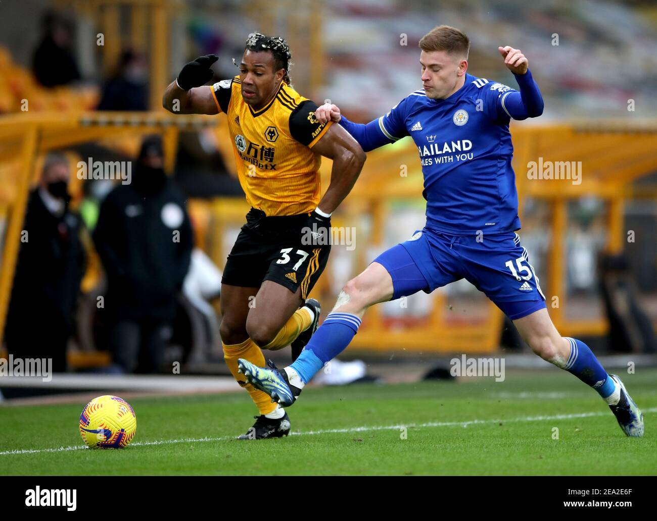 Harvey Barnes (à droite) de Leicester City et Adama Traore de Wolverhampton Wanderers se battent pour le ballon lors du match de la Premier League au Molineux, Wolverhampton. Date de la photo: Dimanche 7 février 2021. Banque D'Images