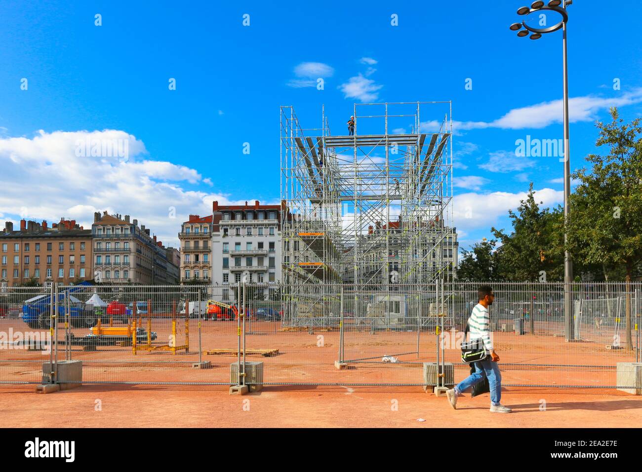 Reconstruction de la place Bellecour dans la ville de Lyon par une journée ensoleillée en été. Échafaudage contre le ciel bleu. LYON-FRANCE : 13 JUILLET 2016. Banque D'Images
