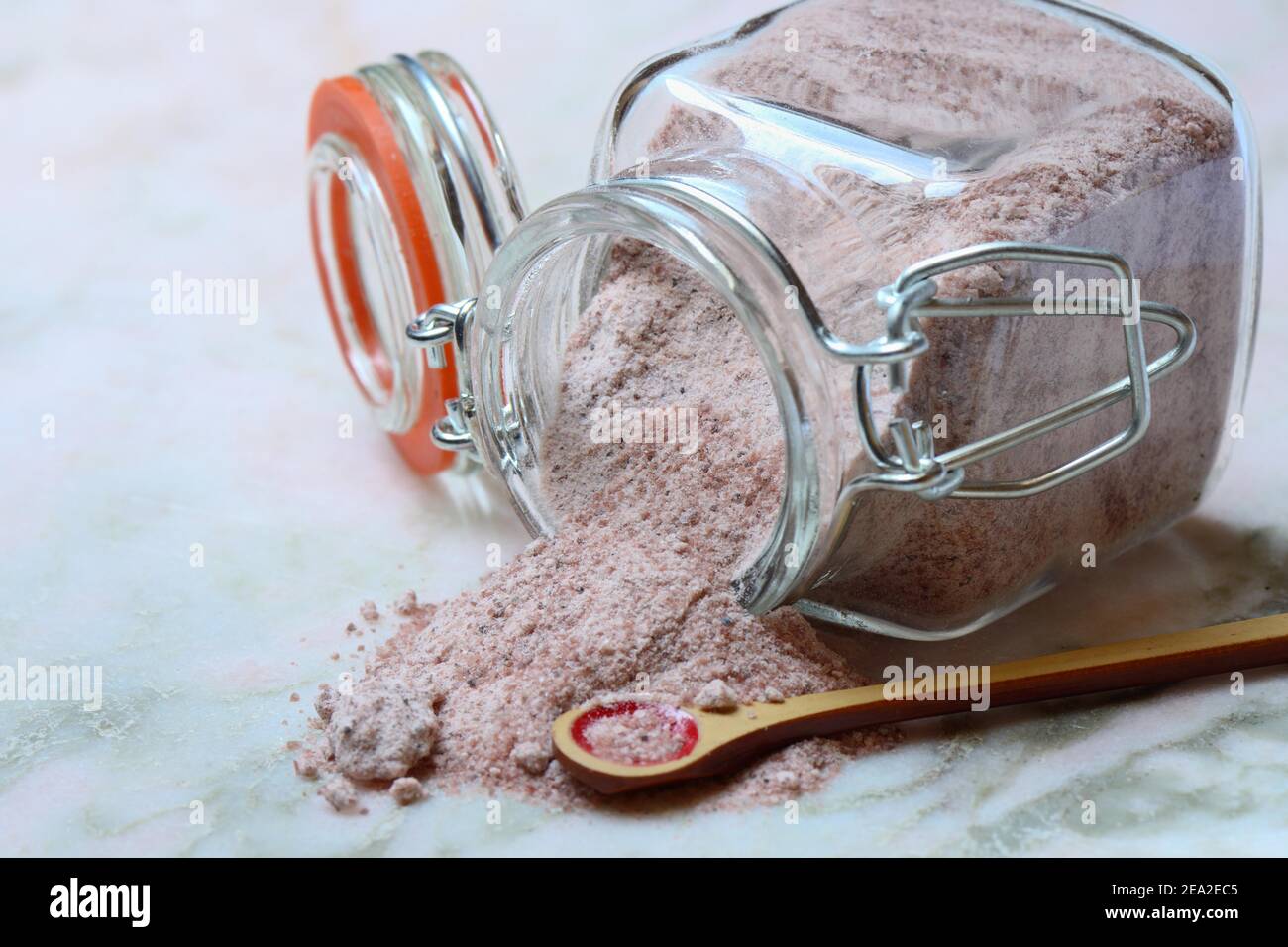 Kala Namak, sel moulu dans un contenant et une cuillère en verre, sel indien, sel noir, sel noir, Inde Banque D'Images