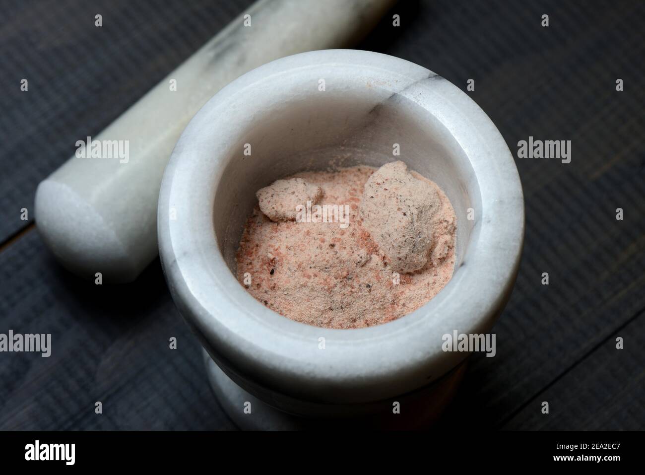 Kala Namak dans le mortier, sel indien, sel noir, sel noir, Inde Banque D'Images